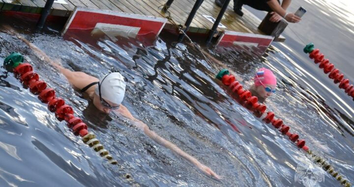 Инспектор МЧС стала абсолютной чемпионкой области по зимнему плаванию