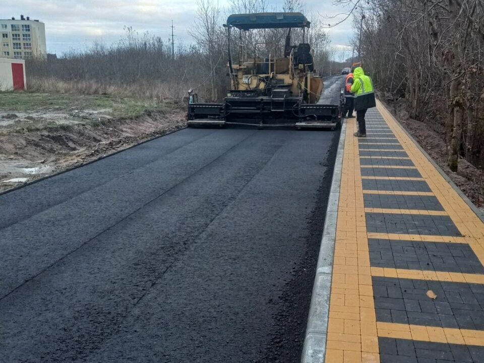 В Зеленоградске начали укладку первого слоя асфальтобетона на улице Золотистой
