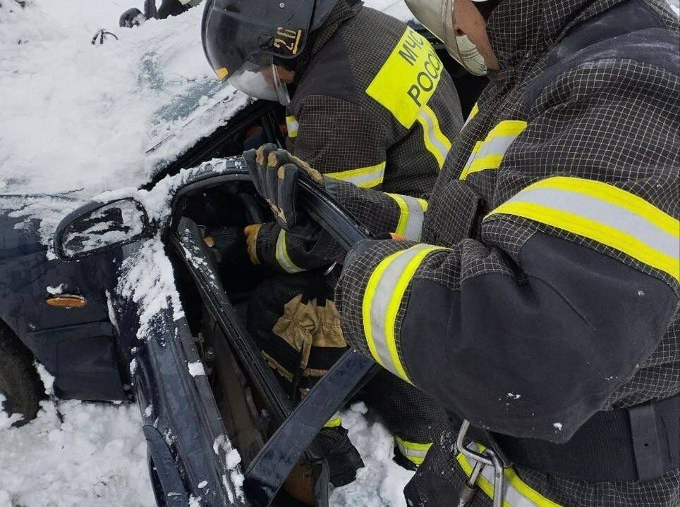В Калининградской области спасатели отработали действия при ДТП в рамках зимних учений