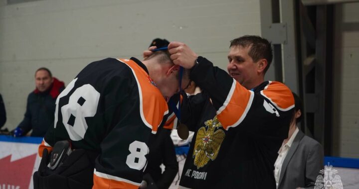 В Калининграде прошёл хоккейный матч между командами правительства и МЧС