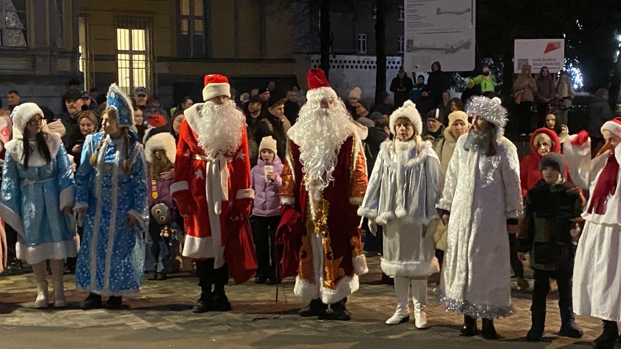 Советск принял парад Дедов Морозов и Снегурочек