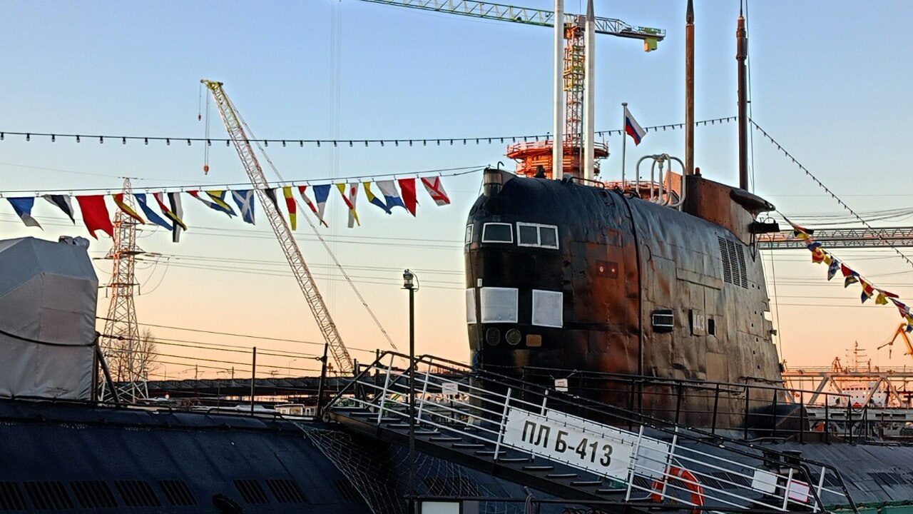 Торжественное построение состоялось у легендарной субмарины Б-413 в Калининграде