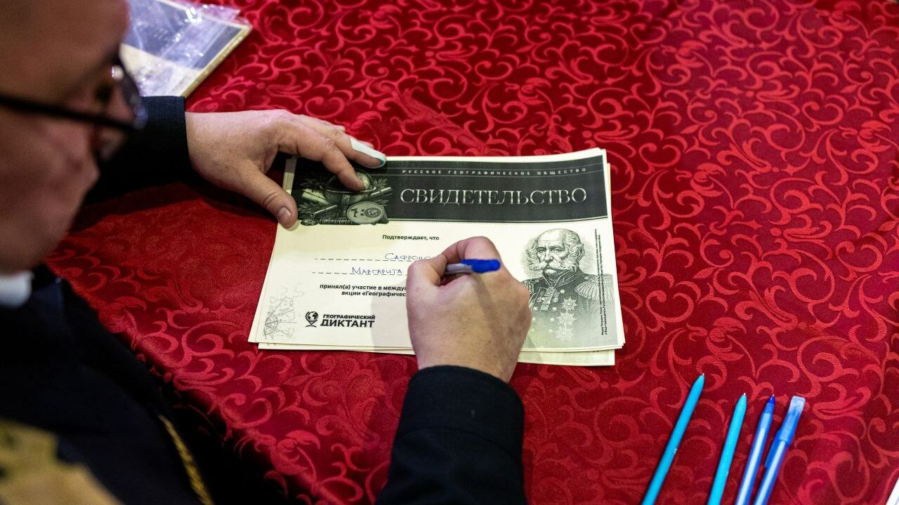 Курсанты Балтийской академии написали географический диктант на борту Крузенштерна