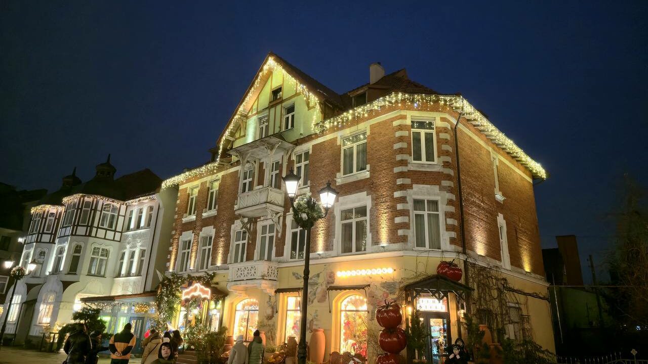 В Зеленоградске продолжают создавать новогодний облик города