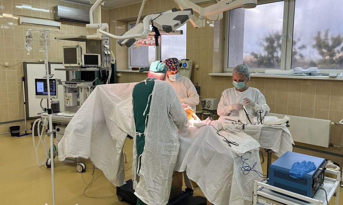 Команда калининградских хирургов спасла пациентку с редкой сосудистой патологией