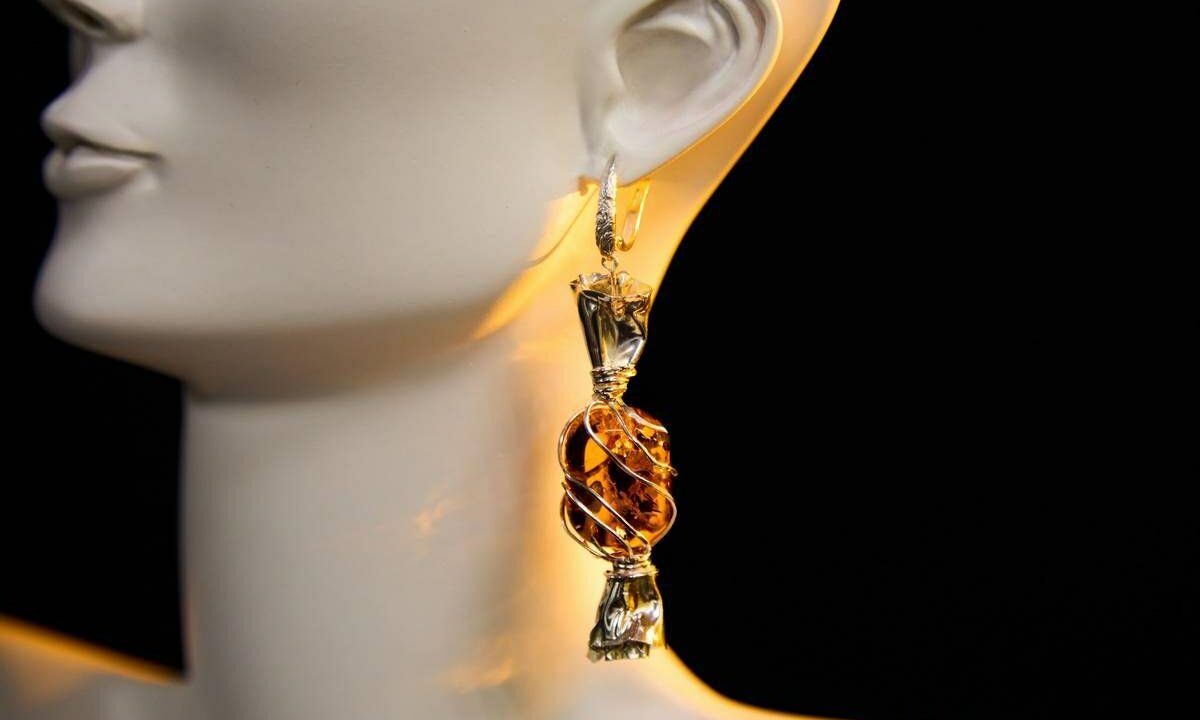 Янтарный комбинат создал первую коллекцию «конфетных» украшений по эскизу нейросети