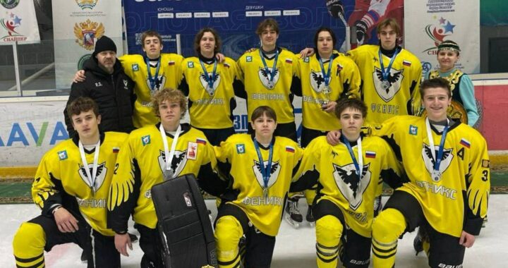 Калининградские хоккеисты стали серебряными призёрами всероссийского турнира