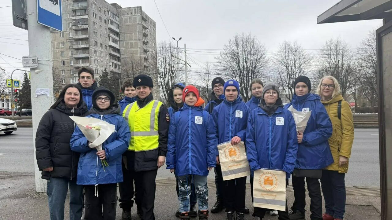 Юные инспекторы движения поздравили женщин-водителей с наступающим 8 Марта