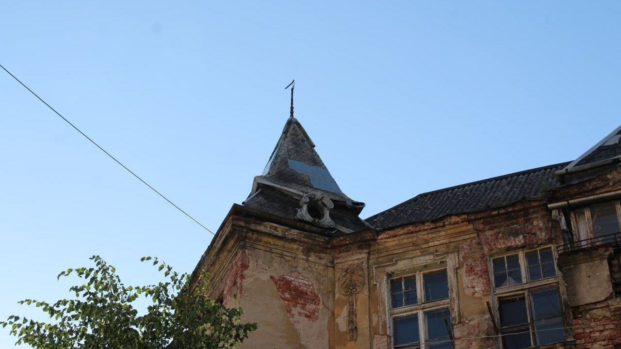 В Черняховске восстановят шпили на фасаде дома на Заводской