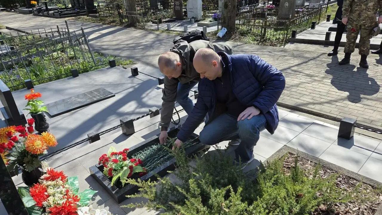 Полицейские провели субботник на захоронениях погибших коллег