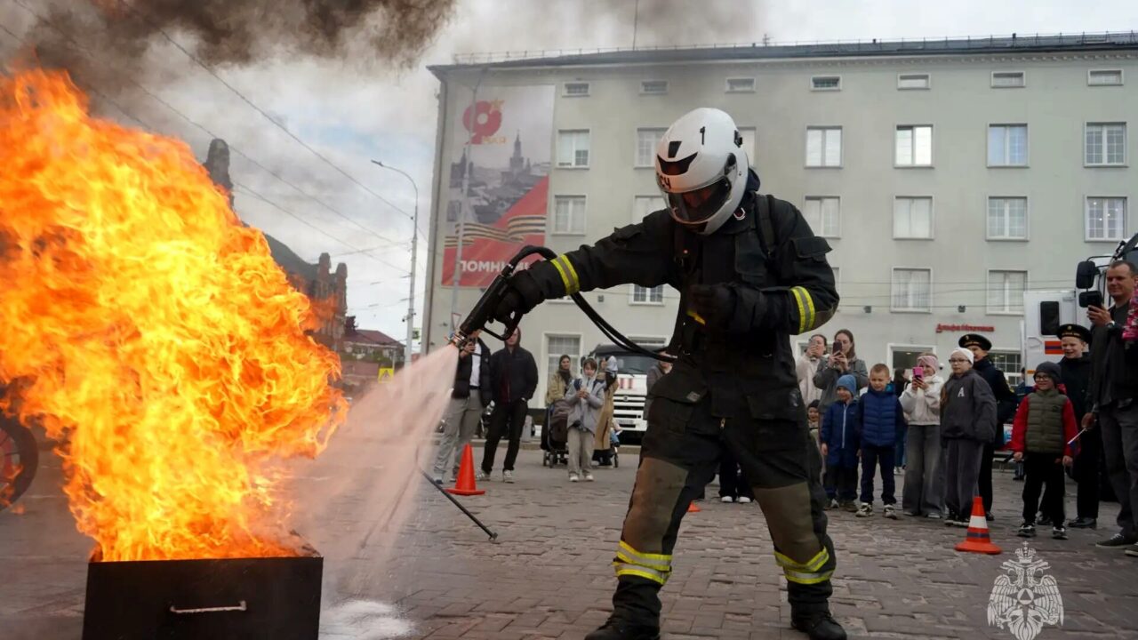В Калининграде отметили День пожарной охраны на площади Победы