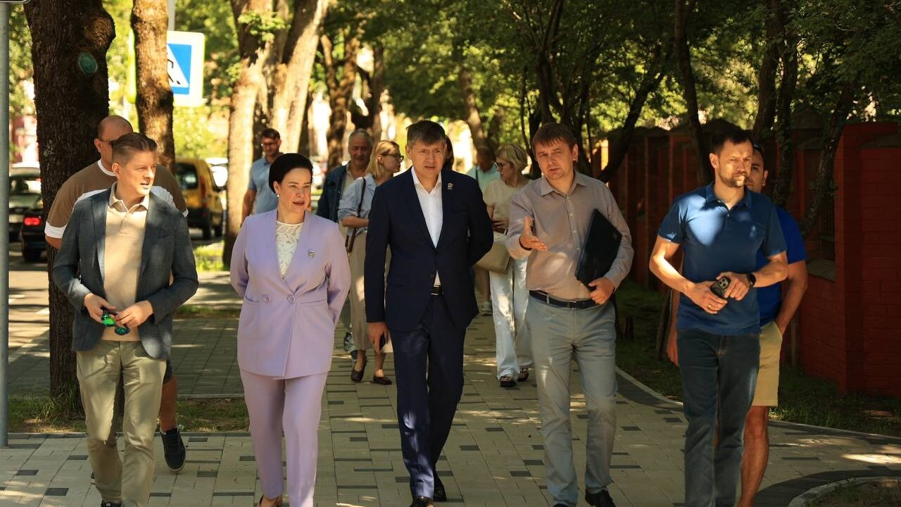 Глава Калининграда проверила ход благоустройства сквера на улице Фрунзе