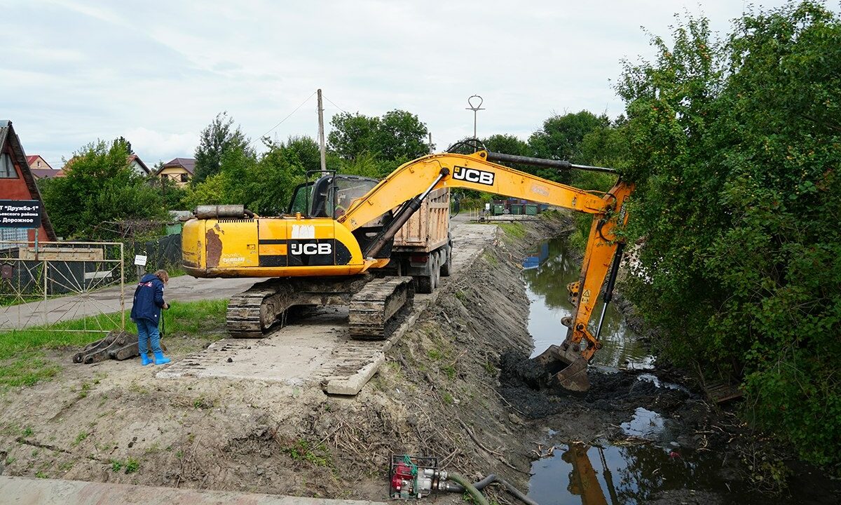 Расчистку первых участков реки Товарной завершили в Калининграде