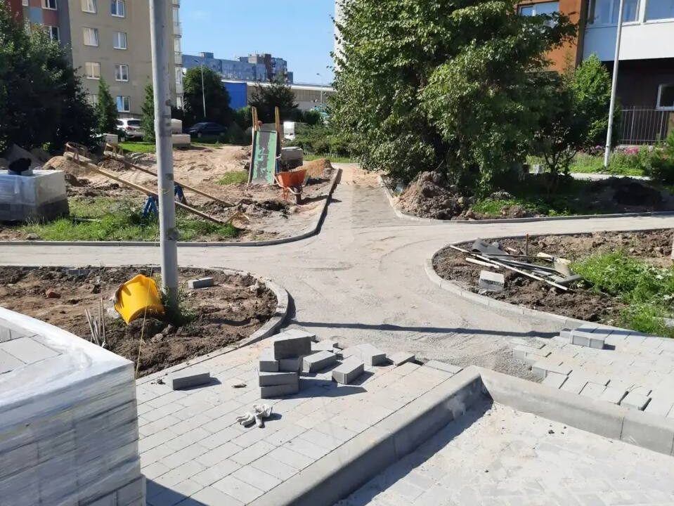 В Калининграде благоустраивают дворы у жилых домов: как проходит процесс